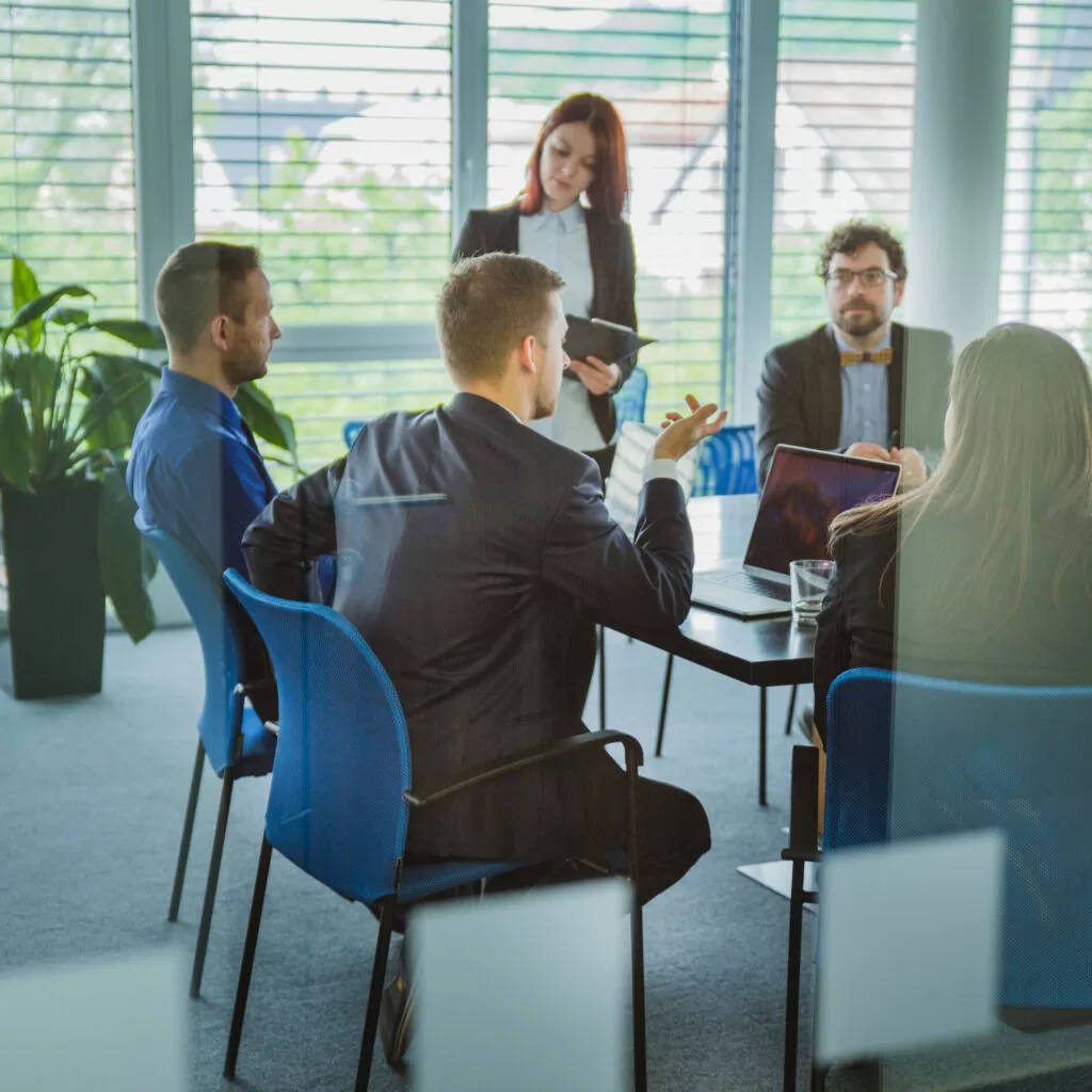 advogados-se-reunindo-em-uma-sala-de-reunião